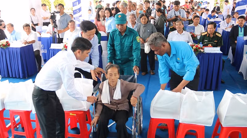 Người cao tuổi được hỗ trợ đến khám bệnh miễn phí tại xã Long Hiệp.