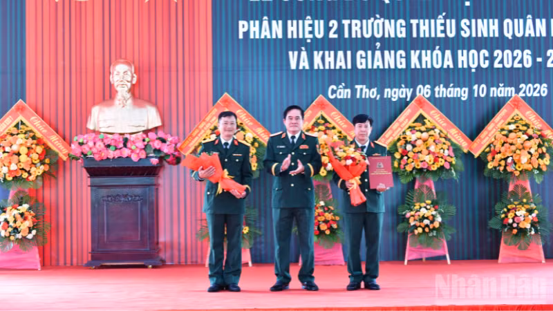 Trung tướng Nguyễn Xuân Dắt, Tư lệnh Quân khu 9 trao Quyết định thành lập Phân hiệu 2 Trường Thiếu sinh quân miền nam. (Ảnh: HỮU TÀI)