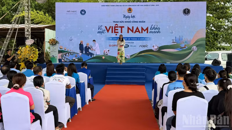 Quang cảnh khai mạc chương trình.