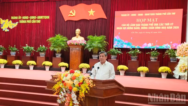 Đồng chí Đồng Văn Thanh, Phó Bí thư Thường trực Thành ủy, Chủ tịch Hội đồng nhân dân thành phố Cần Thơ phát biểu họp mặt.