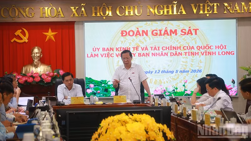 Đoàn giám sát Ủy ban Kinh tế và Tài chính của Quốc hội làm việc tại tỉnh Vĩnh Long.