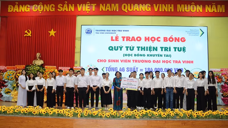 Các sinh viên Trường đại học Trà Vinh nhận học bổng tại buổi lễ họp mặt kỷ niệm 43 năm Ngày Nhà giáo Việt Nam.
