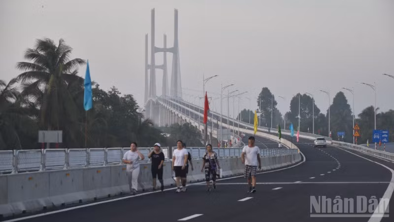 Người dân tập thể dục trên đường dẫn vào cầu.