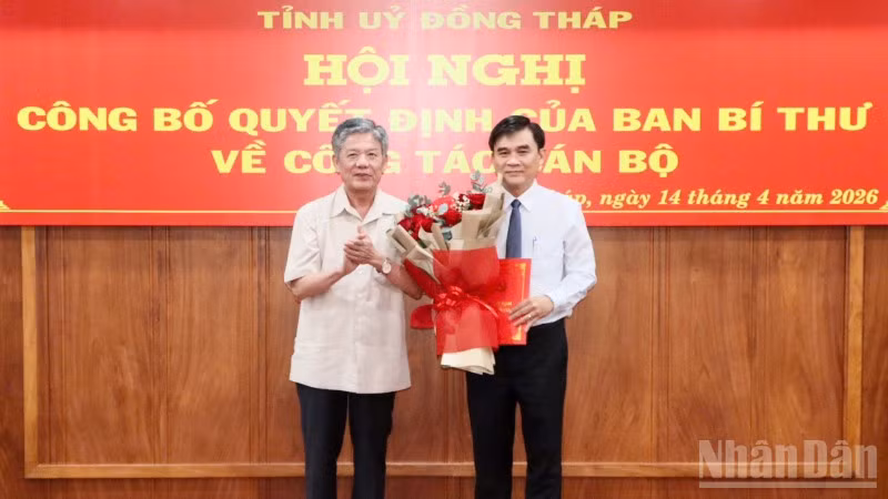 Thừa ủy quyền của Ban Bí thư, đồng chí Ngô Chí Cường trao Quyết định và tặng hoa chúc mừng đồng chí Nguyễn Văn Mười.