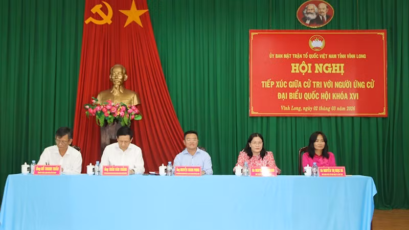 Các ứng cử viên đại biểu Quốc hội, khóa XVI, đơn vị bầu cử số 1, tỉnh Vĩnh Long tiếp xúc cử tri.