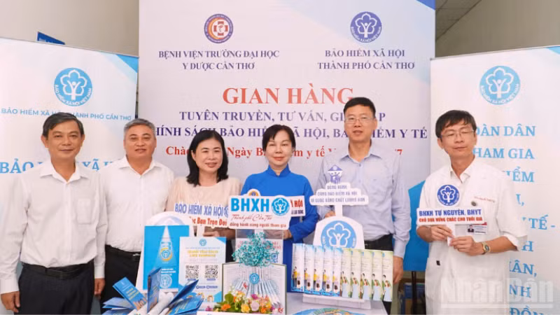 Bà Nguyễn Thị Thanh Xuân (áo xanh), Giám đốc Bảo hiểm xã hội thành phố Cần Thơ tham dự khai mạc gian hàng tư vấn, giải đáp chính sách mới.