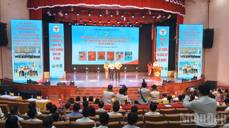 Quang cảnh buổi lễ tuyên dương. (Ảnh: VĂN ÚT)