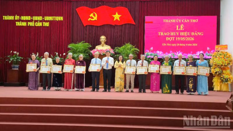 Ban tổ chức trao huy hiệu cho 28 đồng chí đảng viên cao niên tuổi Đảng.