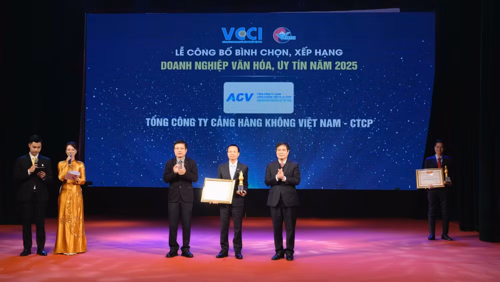 Ông Hồ Sỹ Hùng, Bí thư Đảng ủy, Chủ tịch Liên đoàn Thương mại và Công nghiệp Việt Nam (VCCI) và ông Phan Xuân Thủy, Phó Trưởng Ban Tuyên giáo và Dân vận Trung ương trao cúp và chứng nhận “Top 20 Doanh nghiệp Văn hóa, Uy tín năm 2025” cho doanh nghiệp.