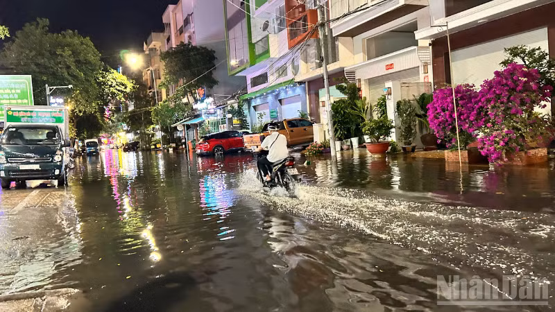 Nhiều tuyến đường trung tâm thành phố Cần Thơ ngập nặng sau cơn mưa.