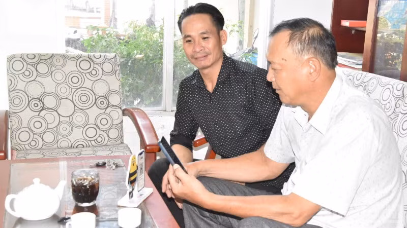 Người dân Đồng Tháp quen dần với thanh toán không dùng tiền mặt.