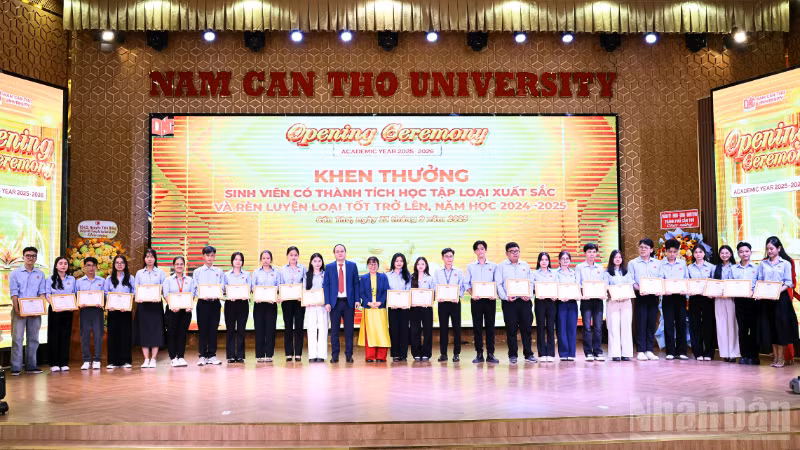 Nhà trường khen thưởng sinh viên có thành tích học tập loại xuất sắc và rèn luyện loại tốt trở lên, năm học 2024-2025.