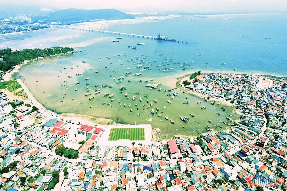 Vùng biển Nghi Sơn thuận lợi để xây dựng kho dự trữ dầu thô quốc gia . Ảnh: Lê Dương 