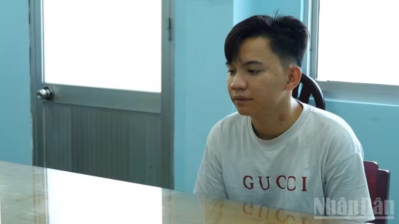 Bị can Nguyễn Tấn Phát bị khởi tố về hành vi tàng trữ trái phép vũ khí quân dụng. 
