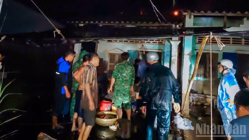 Cán bộ đồn Biên phòng Trung Bình cùng các lực lượng giúp dân chữa cháy.