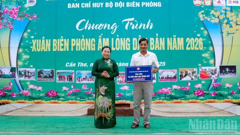 Đồng chí Hồ Thị Cẩm Đào, Phó Bí thư Thành ủy, Chủ tịch Ủy ban Mặt trận Tổ quốc thành phố Cần Thơ trao bảng tượng trưng tặng 10 căn nhà "Đại đoàn kết" cho các hộ gia đình có hoàn cảnh khó khăn.