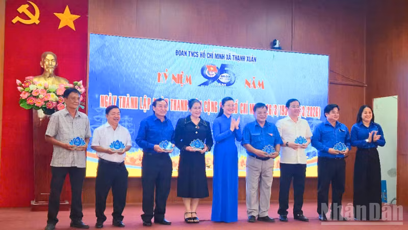 Thành Đoàn Cần Thơ và xã Thạnh Xuân tặng quà cho các cấp cán bộ đoàn qua các thời kỳ.