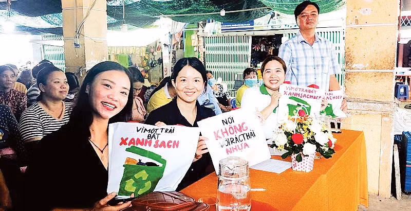 Những chiếc túi tái chế của Tổ may Xanh. 