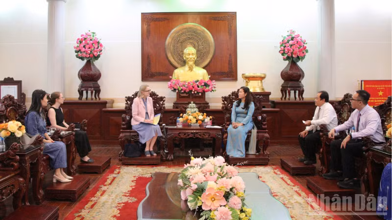 Bà Nguyễn Thị Ngọc Điệp, Phó Chủ tịch Ủy ban nhân dân thành phố Cần Thơ tiếp và làm việc với đoàn công tác của Tổng lãnh sự quán Australia tại thành phố Hồ Chí Minh.