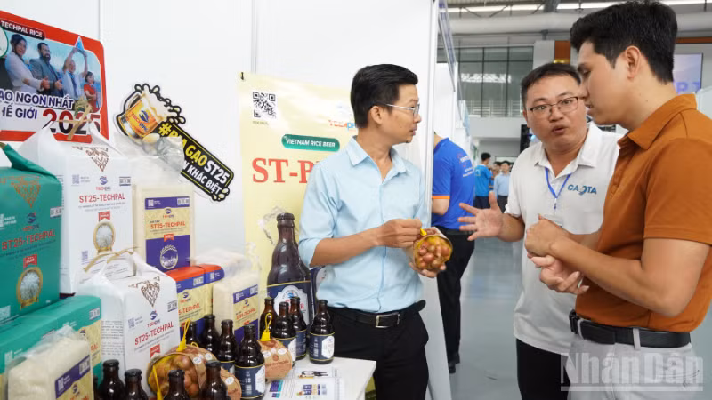 Doanh nghiệp giới thiệu sản phẩm OCOP và nông nghiệp công nghệ cao tại Sàn giao dịch công nghệ Cần Thơ. 