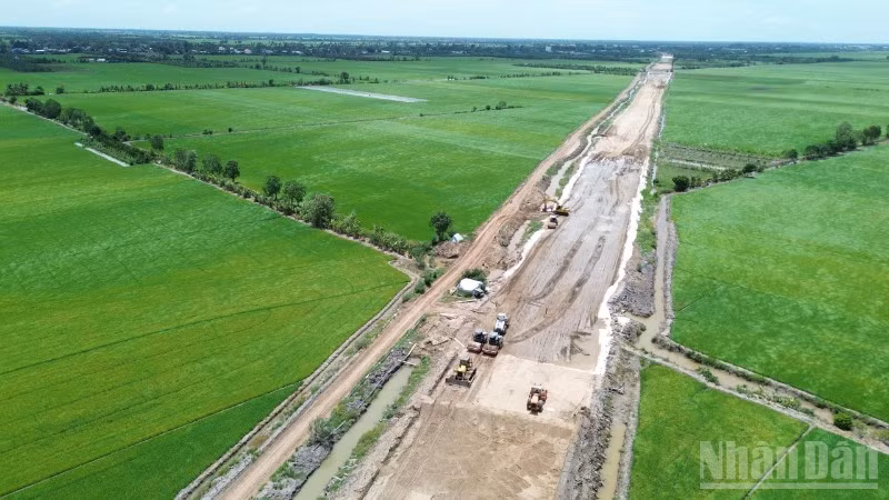 Một đoạn cao tốc Mỹ An-Cao Lãnh thiếu đường dân sinh, gây khó khăn cho nhân dân.