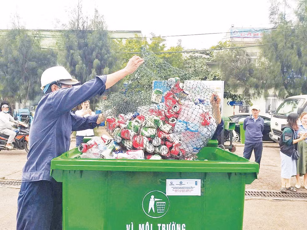 wwwundporg-sites-g-files-zskgke326-files-2025-06-reclaiming-value-restoring-responsibility-why-viet-nam-should-consider-a-deposit-return-system-150141-952.jpg