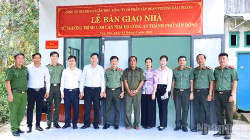 Công an thành phố Cần Thơ tổ chức Lễ bàn giao nhà cho trường hợp có hoàn cảnh khó khăn về nhà.
