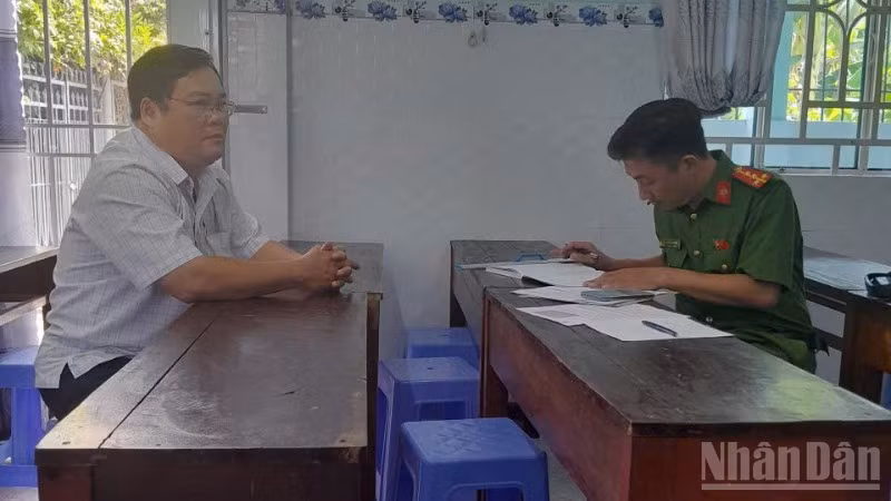 Công an phường Đạo Thạnh làm việc với thầy Nguyễn An Phong. 