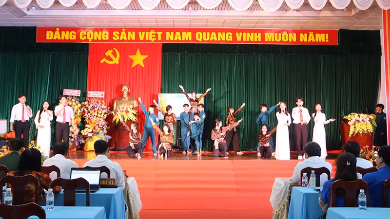 Học sinh Trường trung học phổ thông Võ Văn Kiệt với tiết mục múa hát tại buổi hội thảo.