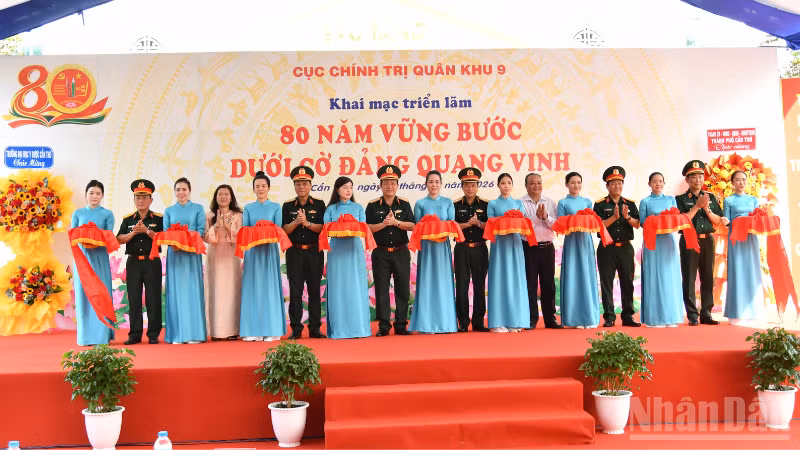 Thủ trưởng Bộ Tư lệnh Quân khu và đại biểu cắt băng khai mạc. (Ảnh: HỮU TÀI)