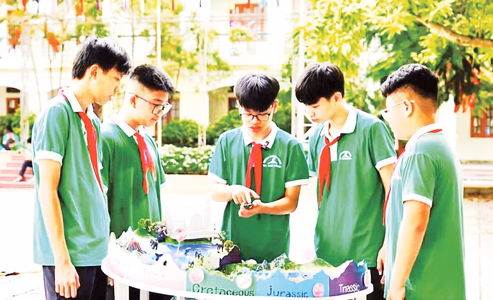 Nhóm học sinh cùng mô hình “Địa tầng Trái đất và giới thiệu Công viên địa chất toàn cầu UNESCO Non nước Cao Bằng”. Ảnh: Báo Cao Bằng 