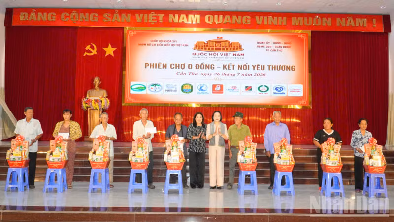 Đồng chí Nguyễn Thị Thanh, Ủy viên Trung ương Đảng, Phó Chủ tịch Quốc hội tặng quà cho gia đình chính sách, người có công.
