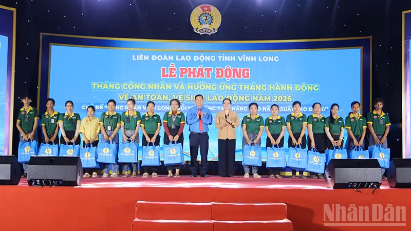 Công nhân, người lao động dân tộc Khmer khó khăn tỉnh Vĩnh Long được trao quà tại buổi lễ phát động Tháng Công nhân năm 2026.
