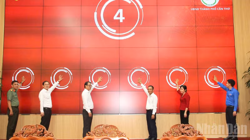 Nghi thức phát động Chiến dịch “60 ngày ra quân đi từng ngõ, gõ từng nhà, hướng dẫn từng người dân kỹ năng số, sử dụng các dịch vụ số”. (Ảnh: VĂN ÚT)