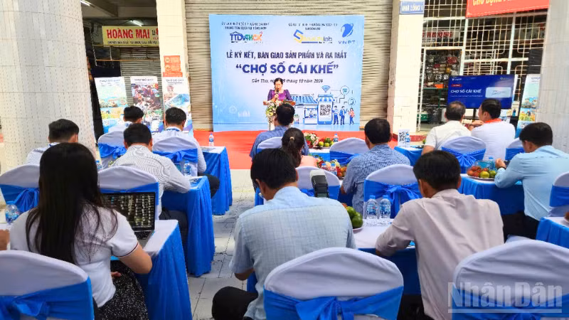 Quang cảnh lễ ký kết, bàn giao sản phẩm và ra mắt mô hình Chợ Cái Khế trên nền tảng số 247. (Ảnh: VĂN ÚT)