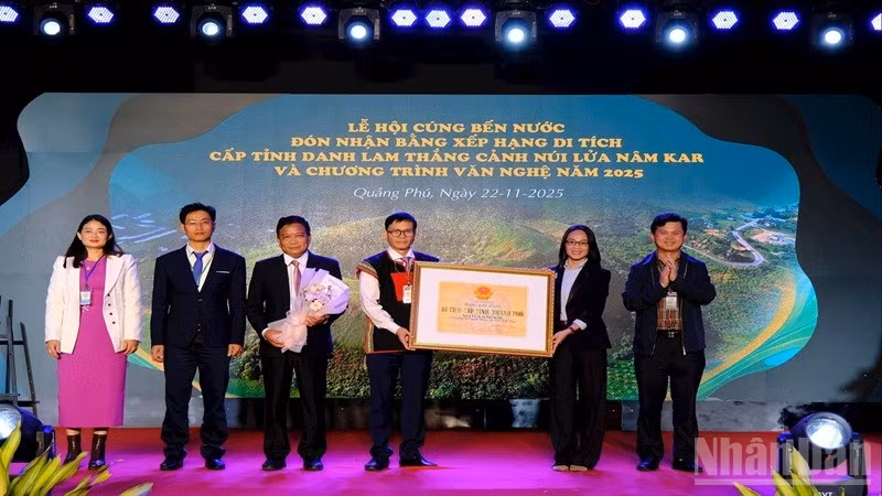 Lãnh đạo Sở Văn hóa, Thể thao và Du lịch tỉnh Lâm Đồng trao Bằng xếp hạng di tích cấp tỉnh đối với Danh lam thắng cảnh Núi lửa Nâm Kar cho Đảng ủy xã Quảng Phú.