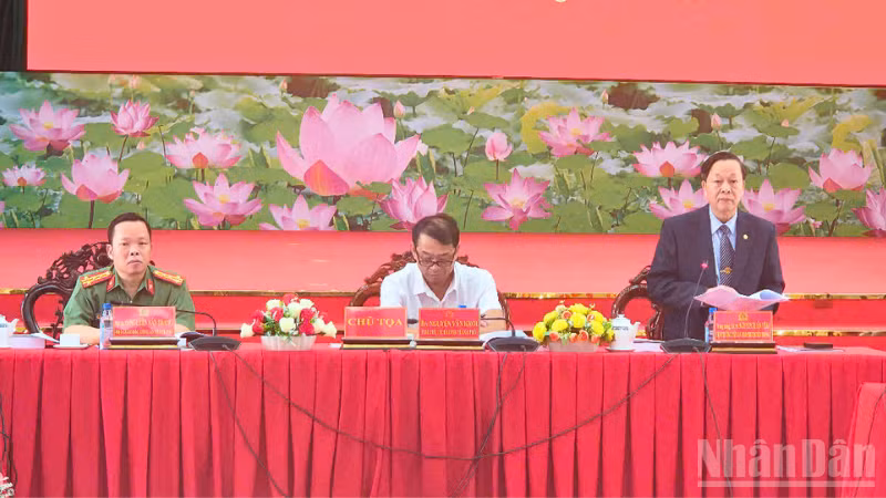 Trung tướng, Giáo sư, Tiến sĩ Nguyễn Xuân Yêm, Viện trưởng, Viện An ninh phi truyền thống, Đại học Quốc gia Hà Nội phát biểu tại hội thảo.