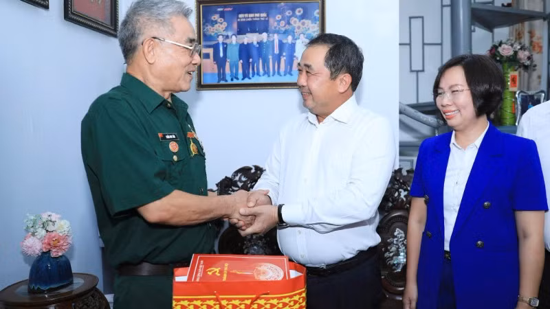 Bí thư Thành ủy Hà Nội Trần Đức Thắng thăm hỏi, chúc sức khỏe thương binh Trần Huy Tắn.