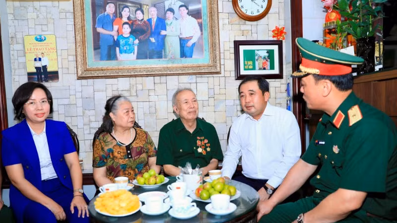 Bí thư Thành ủy Hà Nội Trần Đức Thắng trò chuyện cùng gia đình thương binh Vũ Đình Hồi.