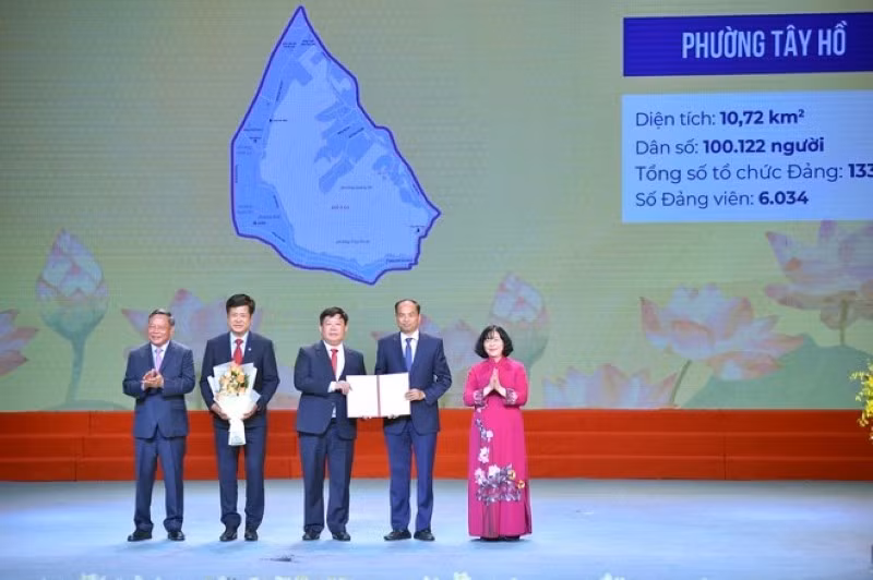 Lãnh đạo Thành ủy Hà Nội trao quyết định cho các Bí thư, Chủ tịch Ủy ban nhân dân xã, phường.
