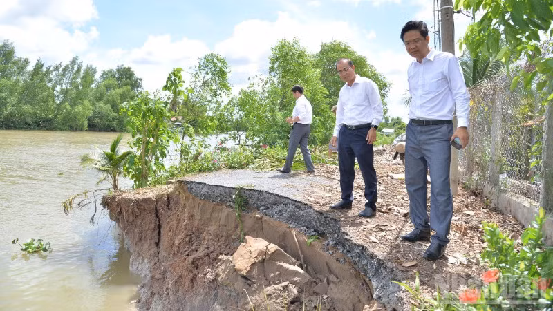 Lãnh đạo Sở Nông nghiệp và Môi trường tỉnh Đồng Tháp khảo sát điểm sạt lở bờ Tây kênh 28.