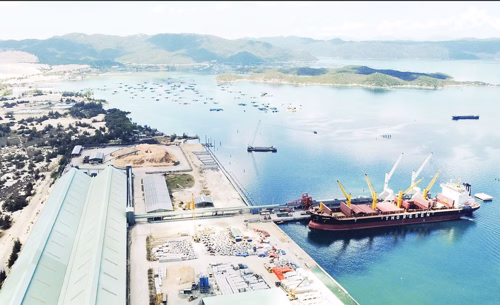 Vịnh Vân Phong hội đủ điều kiện để hình thành trung tâm dự trữ và trung chuyển năng lượng quy mô lớn. Ảnh: Bùi Hoàng 