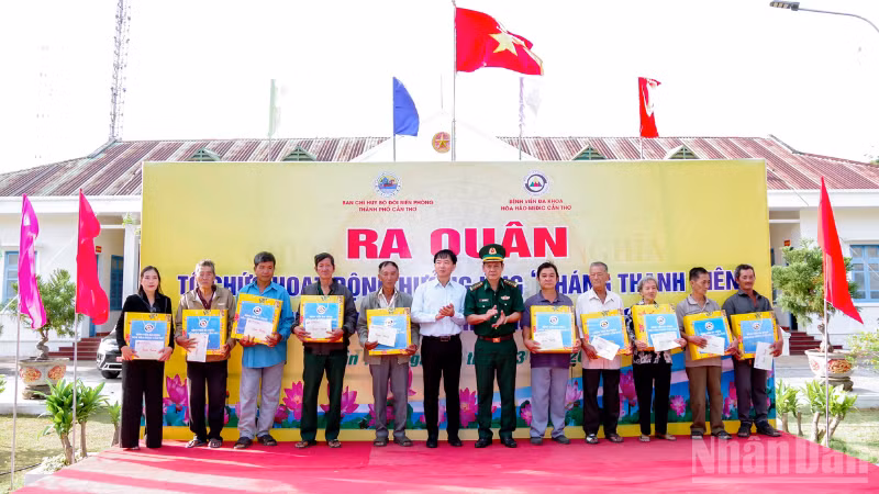 Lãnh đạo Bộ đội Biên phòng thành phố Cần Thơ và Bệnh viện Đa khoa Hòa Hảo - Medic Cần Thơ tặng quà cho các hộ gia đình chính sách.