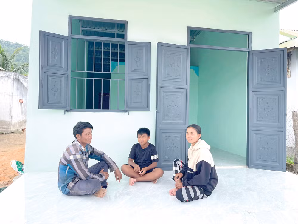 Anh Mang Sót (36 tuổi, dân tộc Ra Glai) cùng vợ con bên căn nhà mới.
