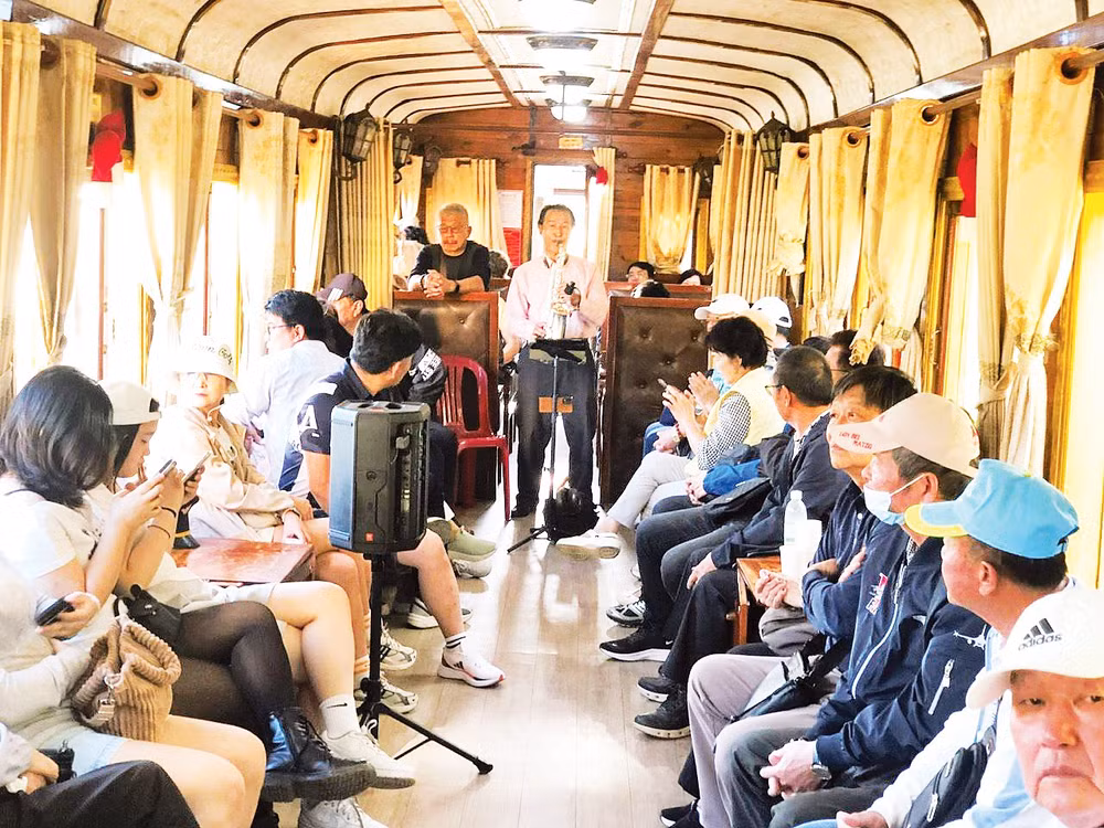 Biểu diễn văn nghệ phục vụ hành khách trên chuyến tàu Đà Lạt- Trại Mát.