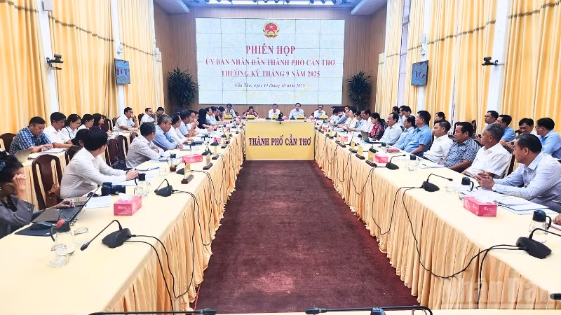 Quang cảnh phiên họp.