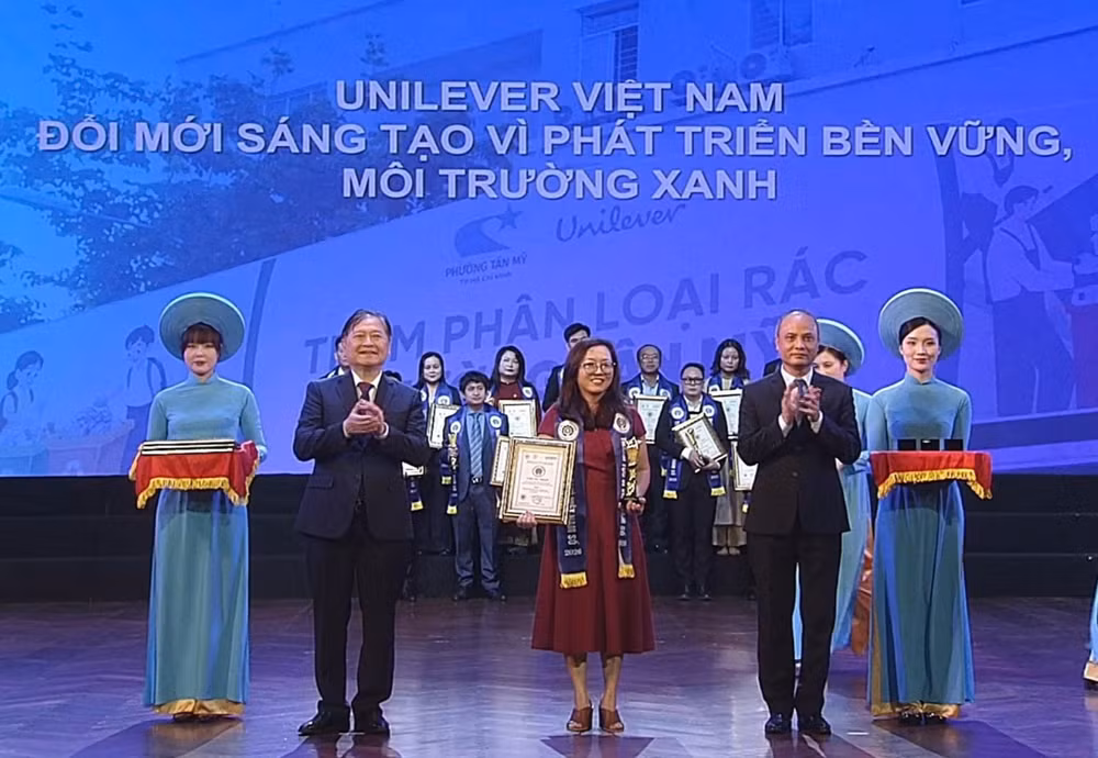 1-unilever-duoc-vinh-danh-trong-top-50-doanh-nghiep-phat-trien-ben-vung-tieu-bieu-viet-nam-2026-va-vietnam-i4-impact-awards-2026.png