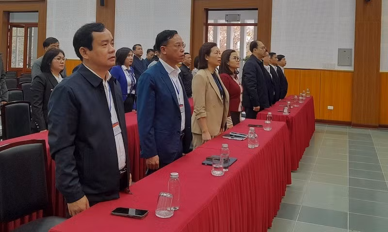 Đội ngũ cán bộ phường Long Biên thực hiện nghi thức chào cờ và sinh hoạt dưới cờ.