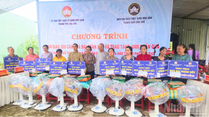 Bà Hồ Thị Cẩm Đào, Phó Bí thư Thành ủy Cần Thơ, Chủ tịch Ủy ban Mặt trận Tổ quốc Việt Nam thành phố tặng 10 phần quà cho gia đình có hoàn cảnh khó khăn tại phường Long Bình.