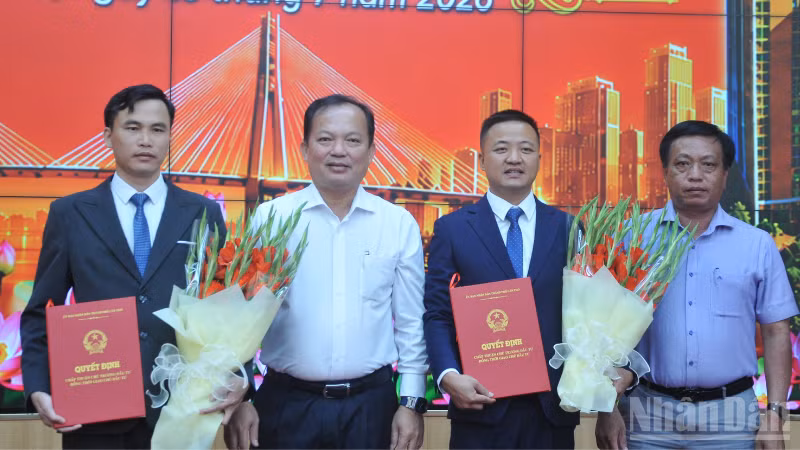 Ông Nguyễn Văn Hòa, Phó chủ tịch Ủy ban nhân dân thành phố Cần Thơ, trao quyết định chấp thuận chủ trương đầu tư, giao chủ đầu tư thực hiện 2 dự án nhà ở xã hội. 